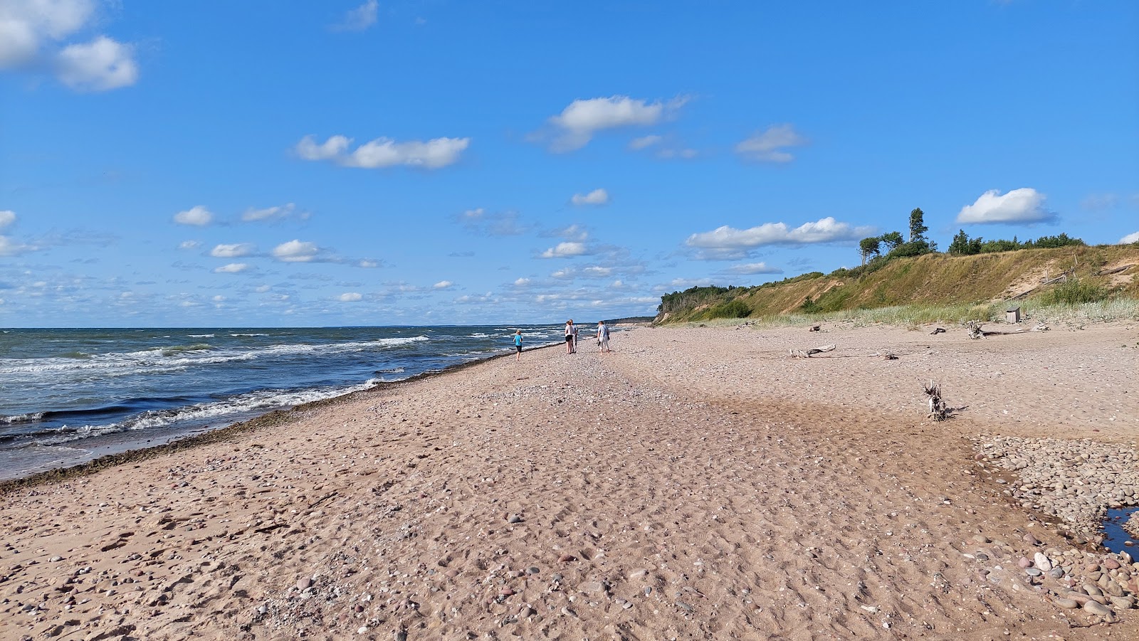 Foto af 57 parallels beach med let sand og småsten overflade