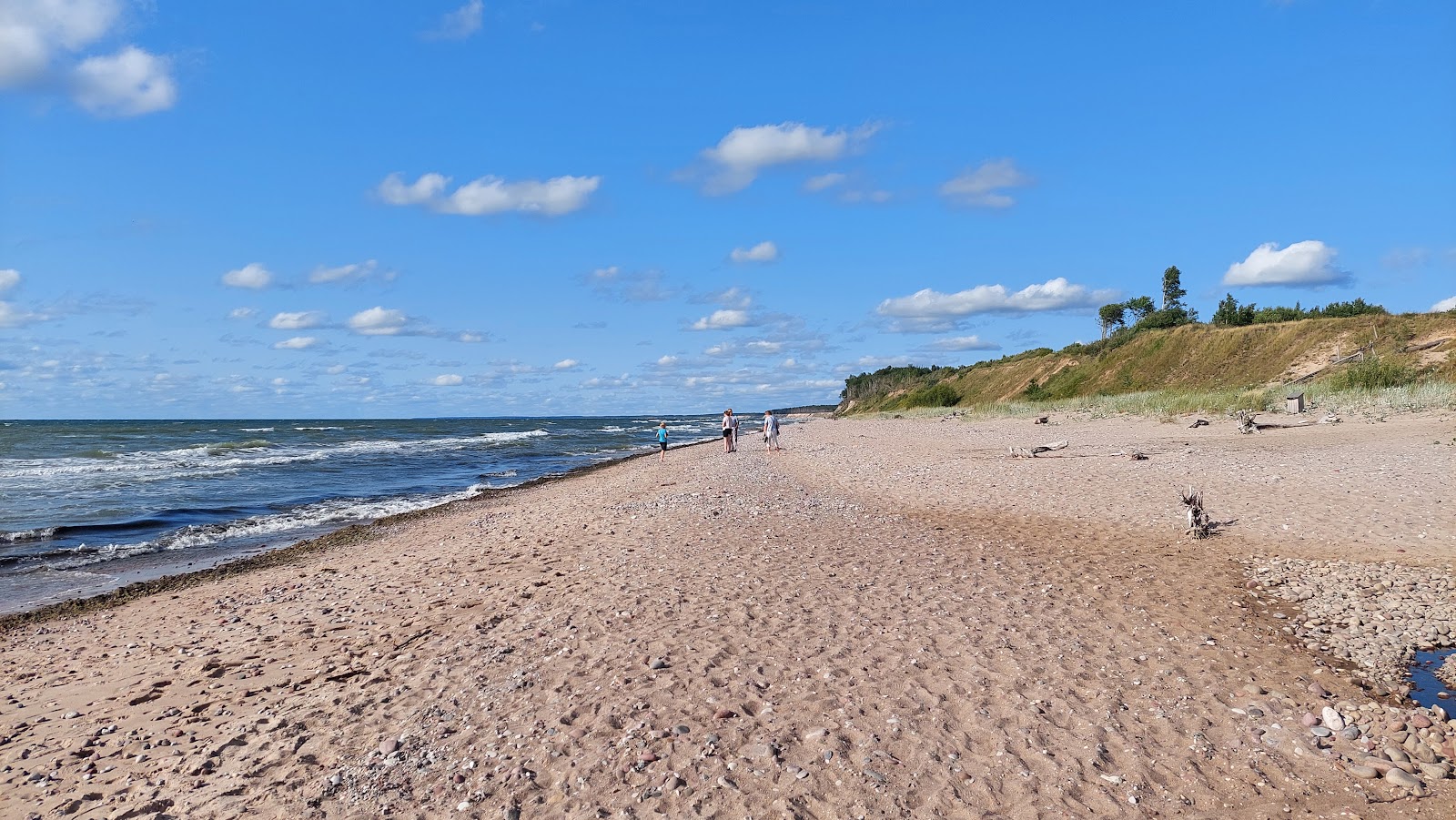 Φωτογραφία του 57 parallels beach με μπεζ άμμος και βότσαλα επιφάνεια