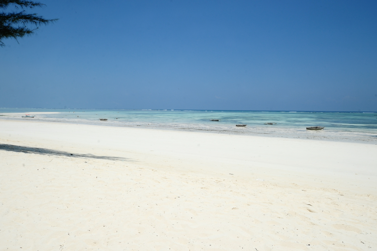 Foto av Kairo Beach med blå rent vatten yta