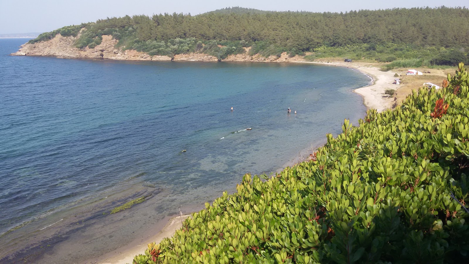 Foto von Tripce beach mit beiger sand & kies Oberfläche