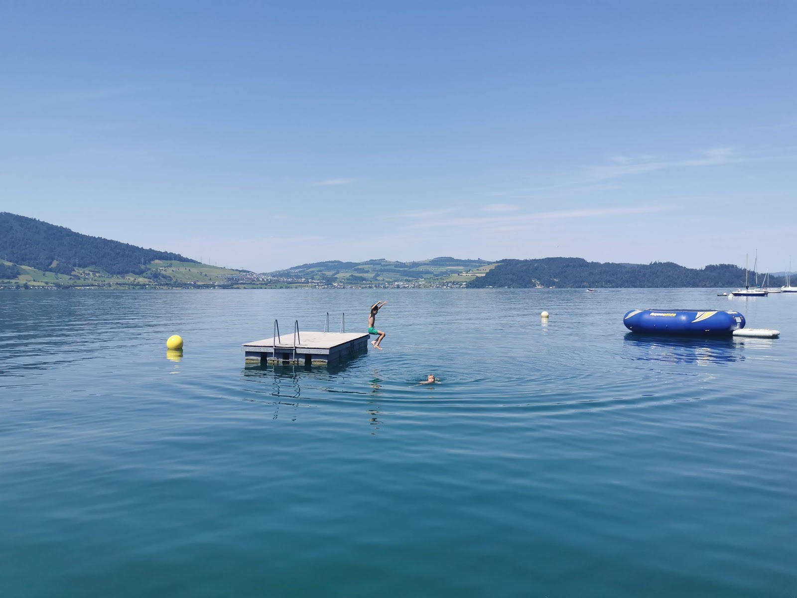 Foto van Seebad Walchwil met turquoise puur water oppervlakte