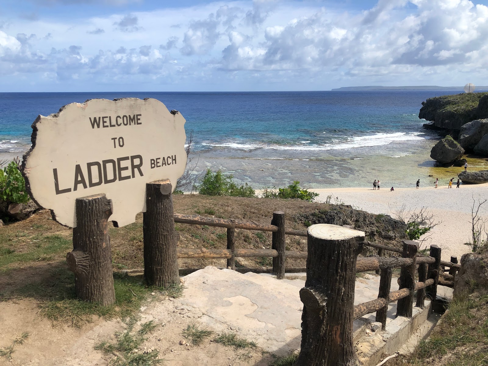 Fotografie cu Ladder Beach sprijinit de stânci