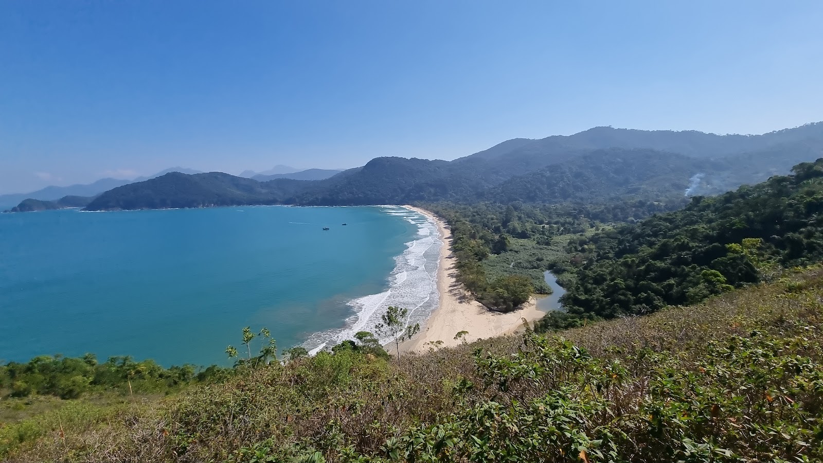 Praia do Cachadaco'in fotoğrafı dağlarla çevrili