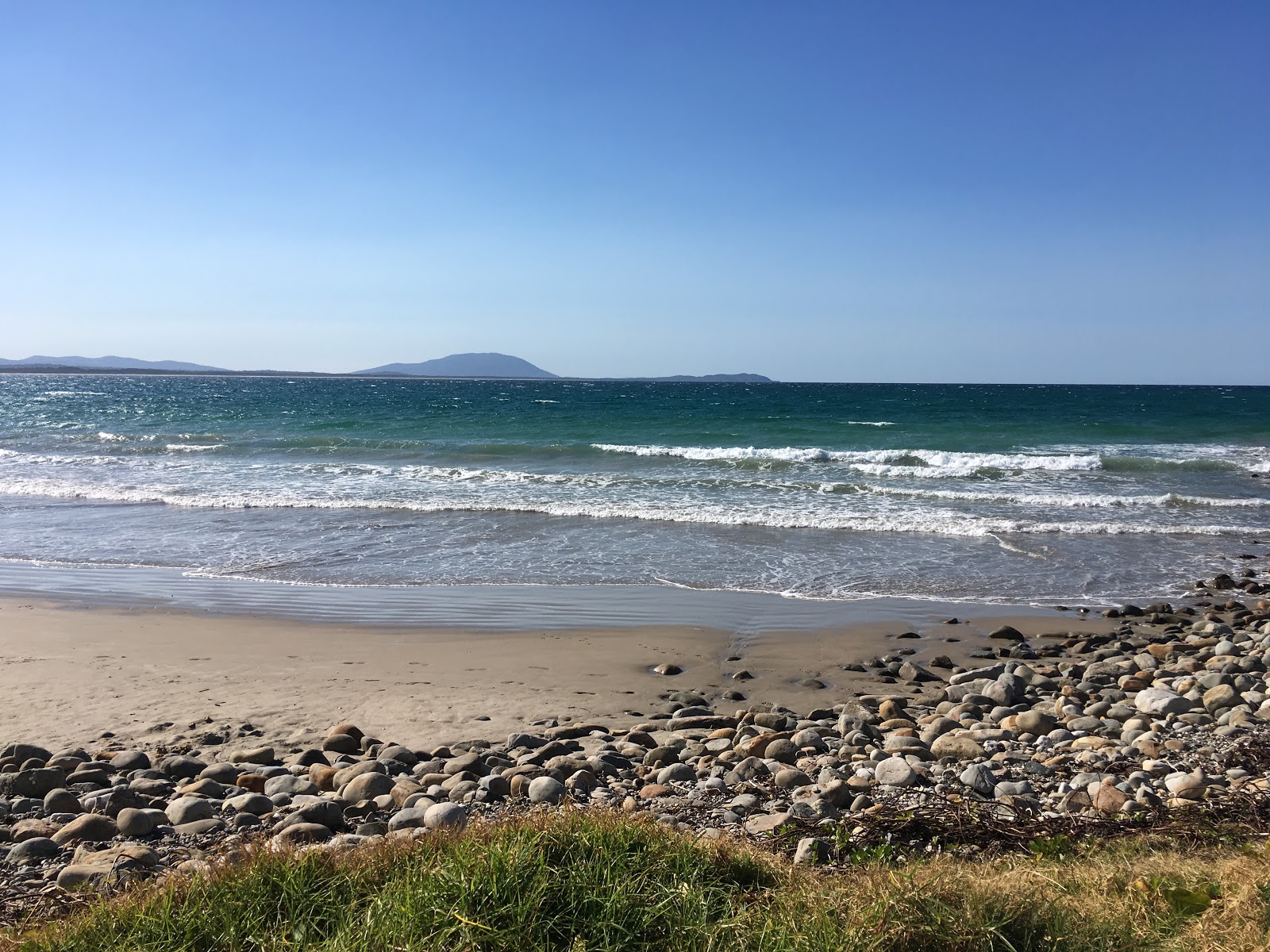 Photo de Crowdy Bay Beach entouré de montagnes