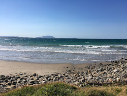 Photo de Crowdy Bay Beach entouré de montagnes