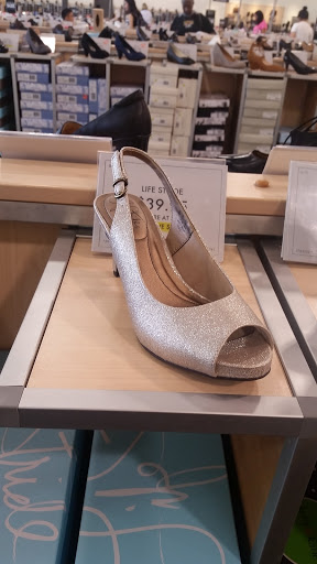Shoe Store «DSW Designer Shoe Warehouse», reviews and photos, 520 E Waterfront Dr, Homestead, PA 15120, USA