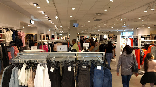Clothing Store «H&M», reviews and photos, 6170 Grand Avenue, Gurnee, IL 60031, USA