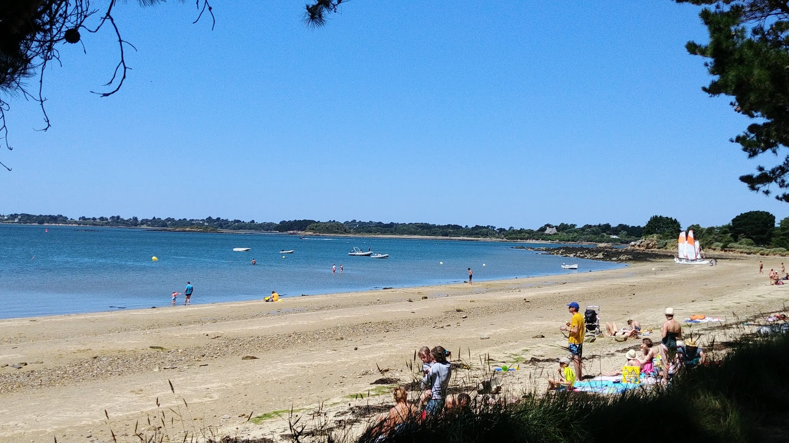 Plage de Brouhel'in fotoğrafı çok temiz temizlik seviyesi ile