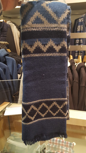 Clothing Store «Gap», reviews and photos, 3416 N Southport Ave, Chicago, IL 60657, USA