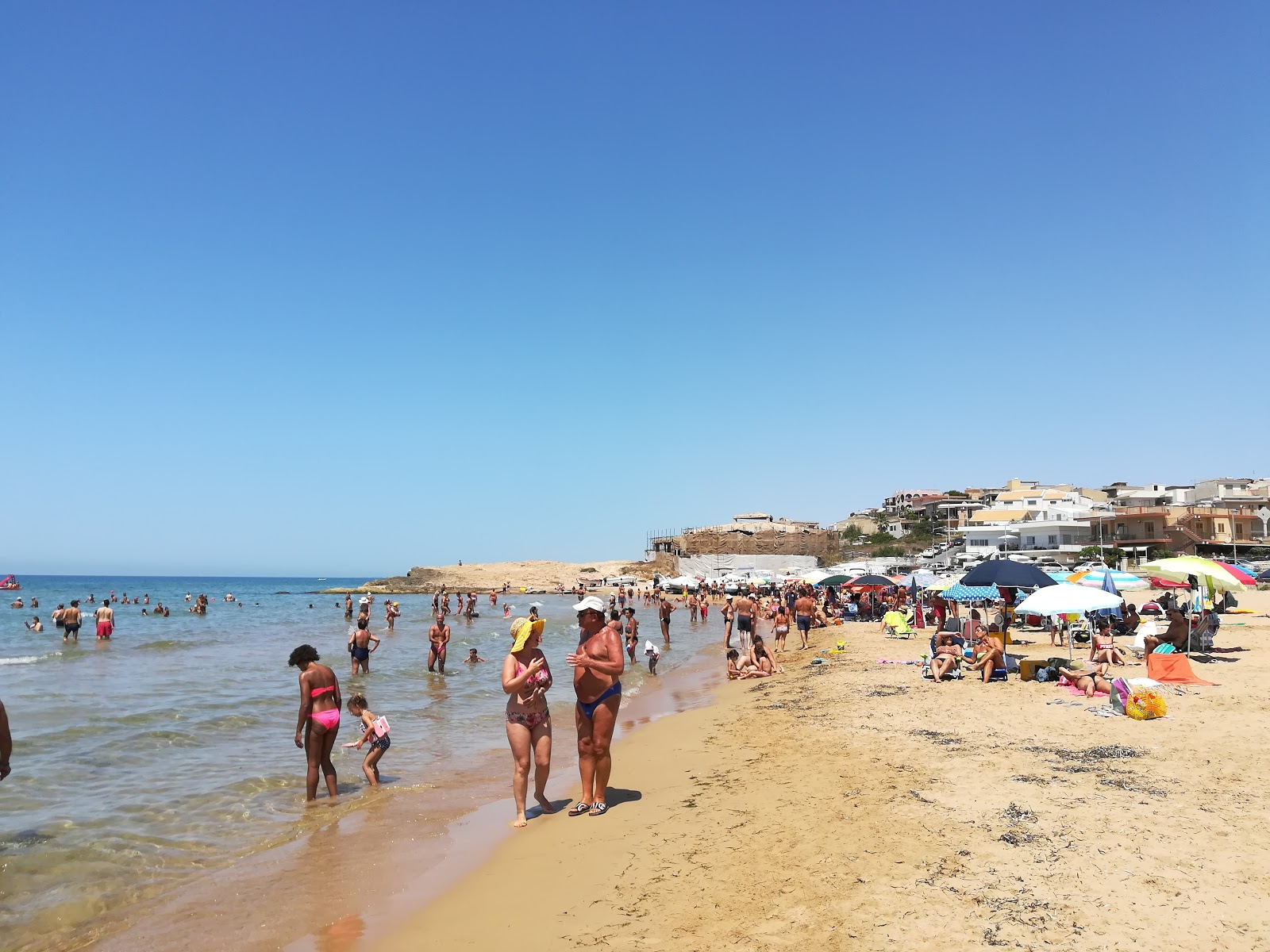 Valokuva Spiaggia di Cava d'Aligaista. ja asutus