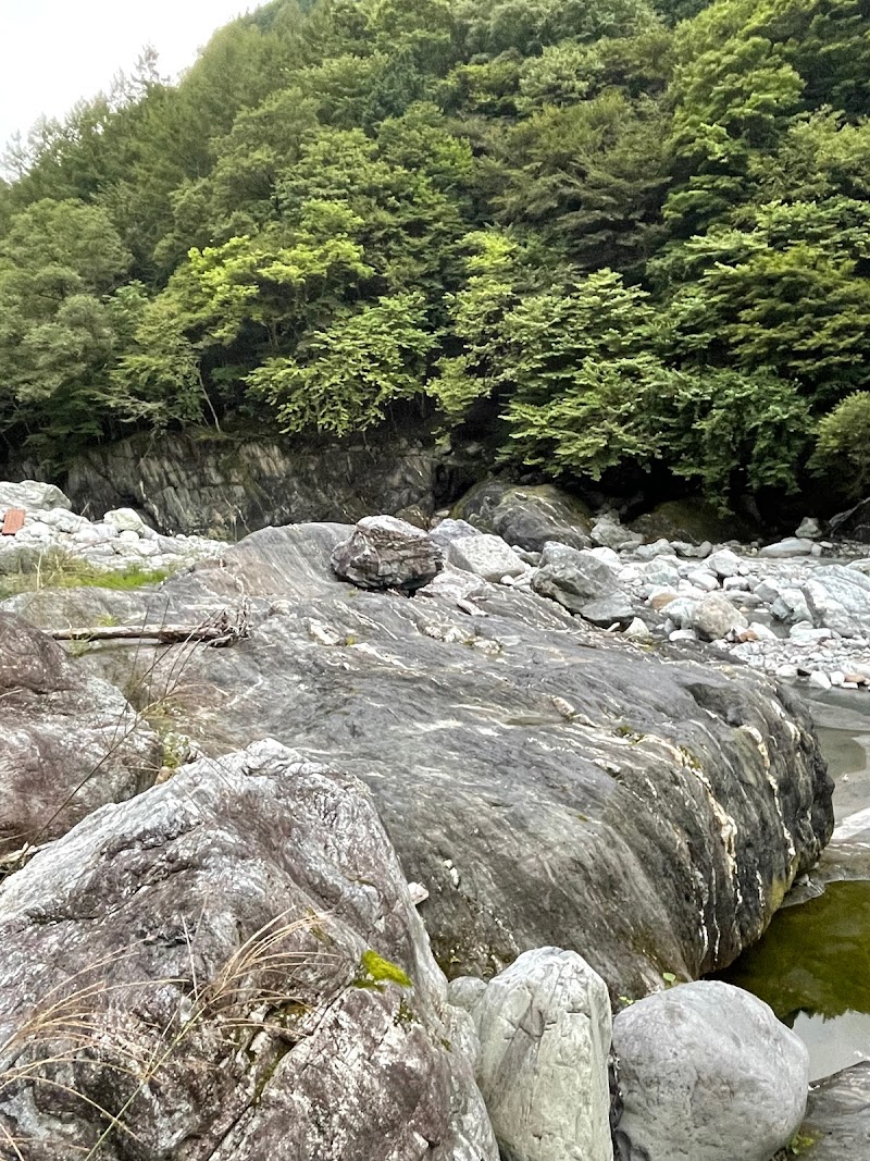 糸魚川-構造線断層露頭(西山温泉北方の早川左岸側河床)