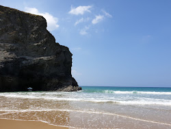 Φωτογραφία του Pentire Steps beach περιτριγυρισμένο από βουνά