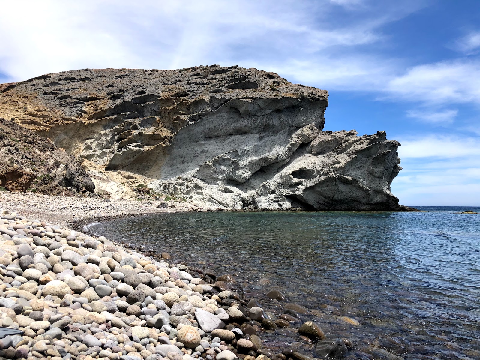 Foto di Cala Grande de los Escullos con una superficie del ciottoli grigi