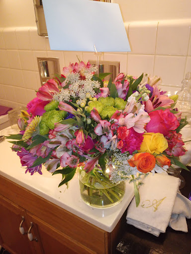 Florist «Designs by Doe Specialty Florist and Gifts», reviews and photos, 1595 W 5th Ave, Columbus, OH 43212, USA