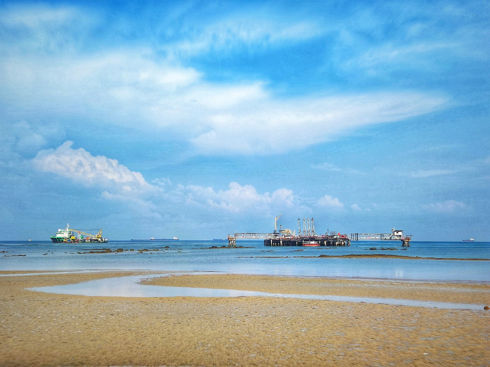 Bahasa Kapor Beach的照片 带有碧绿色水表面
