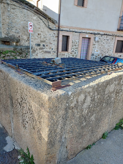 Pozo de agua con reja. - C. de D.José Ortiz Echagüe, 30, 45567 Lagartera, Toledo, Spain