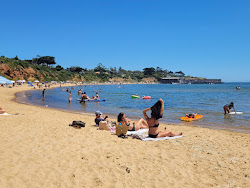 Canadian Bay Beach'in fotoğrafı geniş bir kıyı şeridi ile birlikte