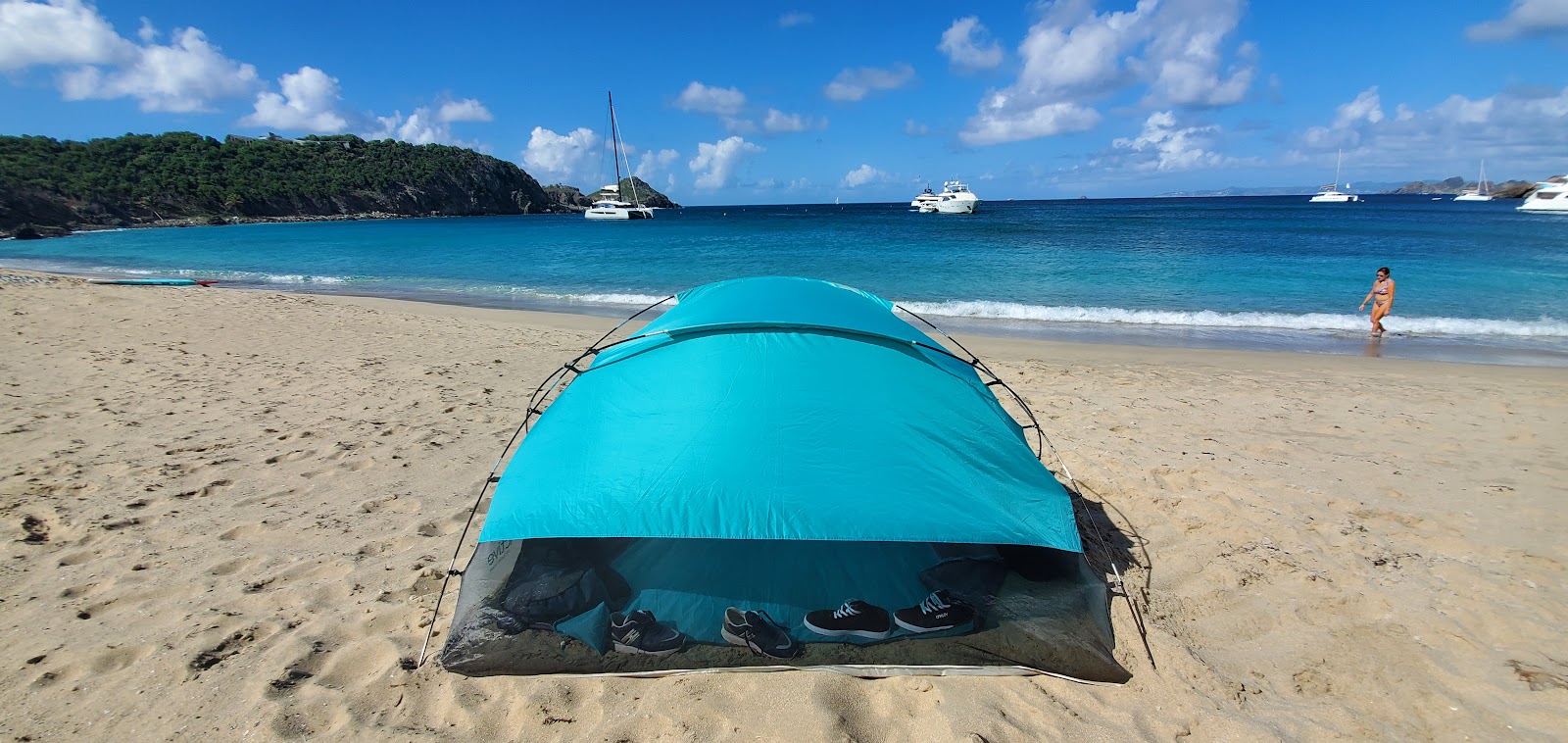 Colombier beach'in fotoğrafı - rahatlamayı sevenler arasında popüler bir yer