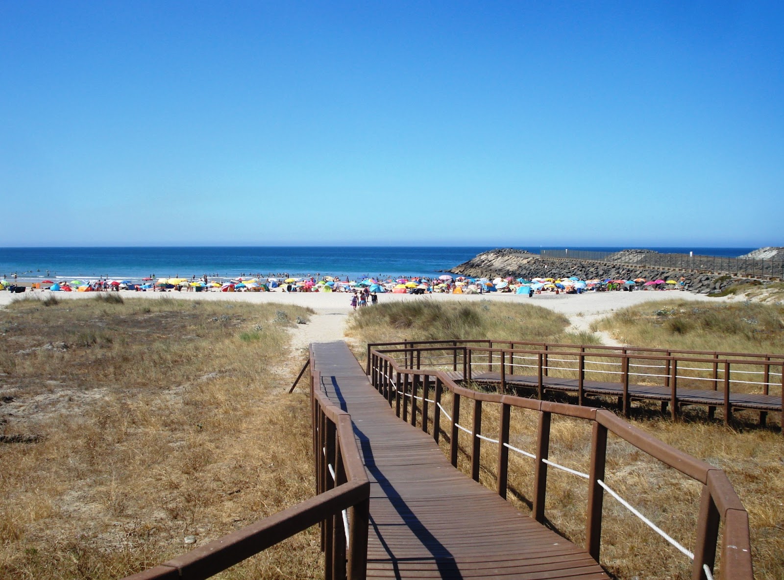 Praia de Sao Torpes'in fotoğrafı geniş plaj ile birlikte