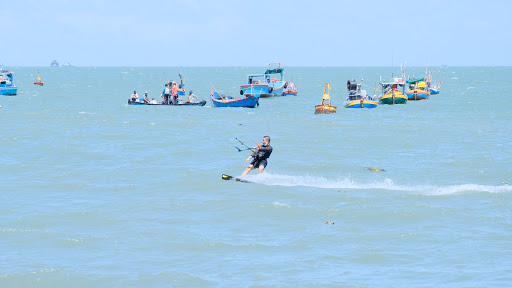 kitesurfing lessons vietnam