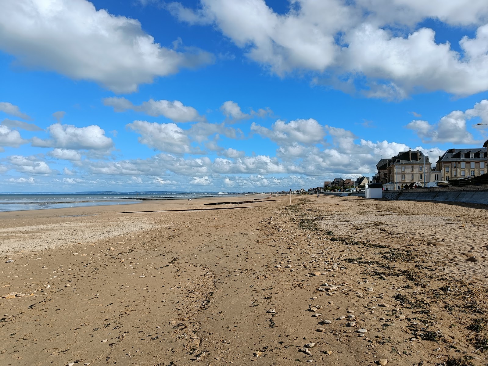 Photo of Sword Beach and the settlement