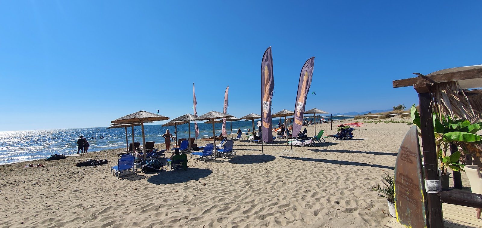 Foto de Agios Nikolaos 2nd beach - lugar popular entre os apreciadores de relaxamento