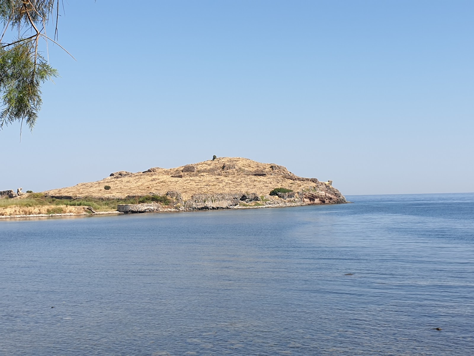 Foto von Agia Varvara beach von Klippen umgeben