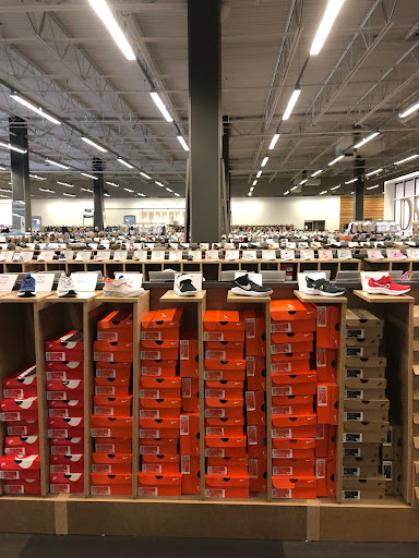 Shoe Store «DSW Designer Shoe Warehouse», reviews and photos, 7321 Lake St, River Forest, IL 60305, USA