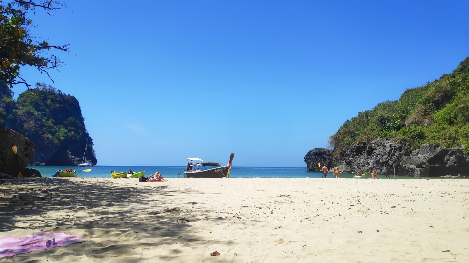 Fotografie cu Sabai beach înconjurat de munți