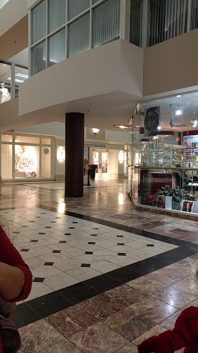 Shopping Mall «La Place Shopping Center», reviews and photos, 2101 Richmond Rd, Beachwood, OH 44122, USA