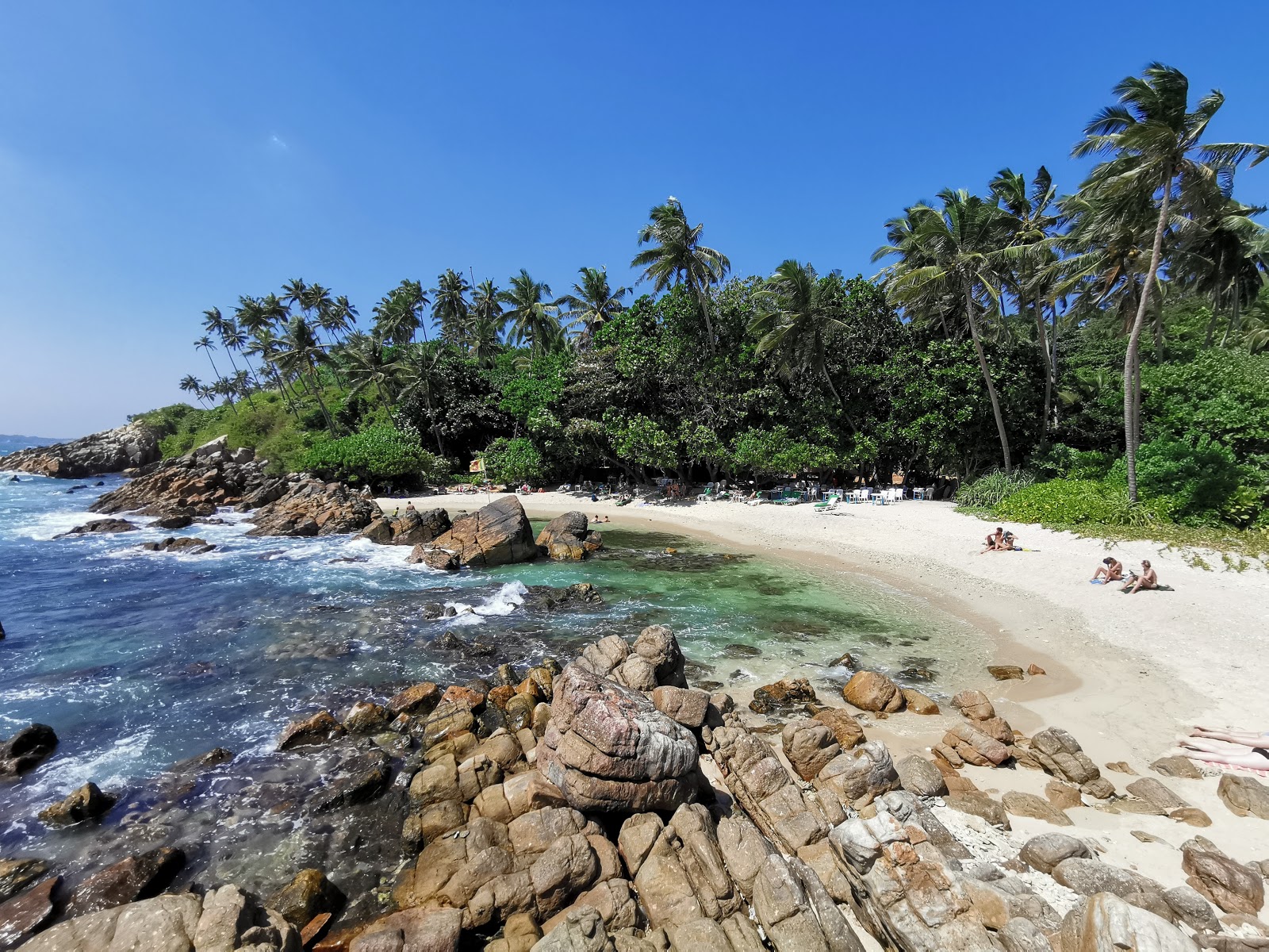 Foto von Secret Beach Mirissa mit beiger sand & steine Oberfläche