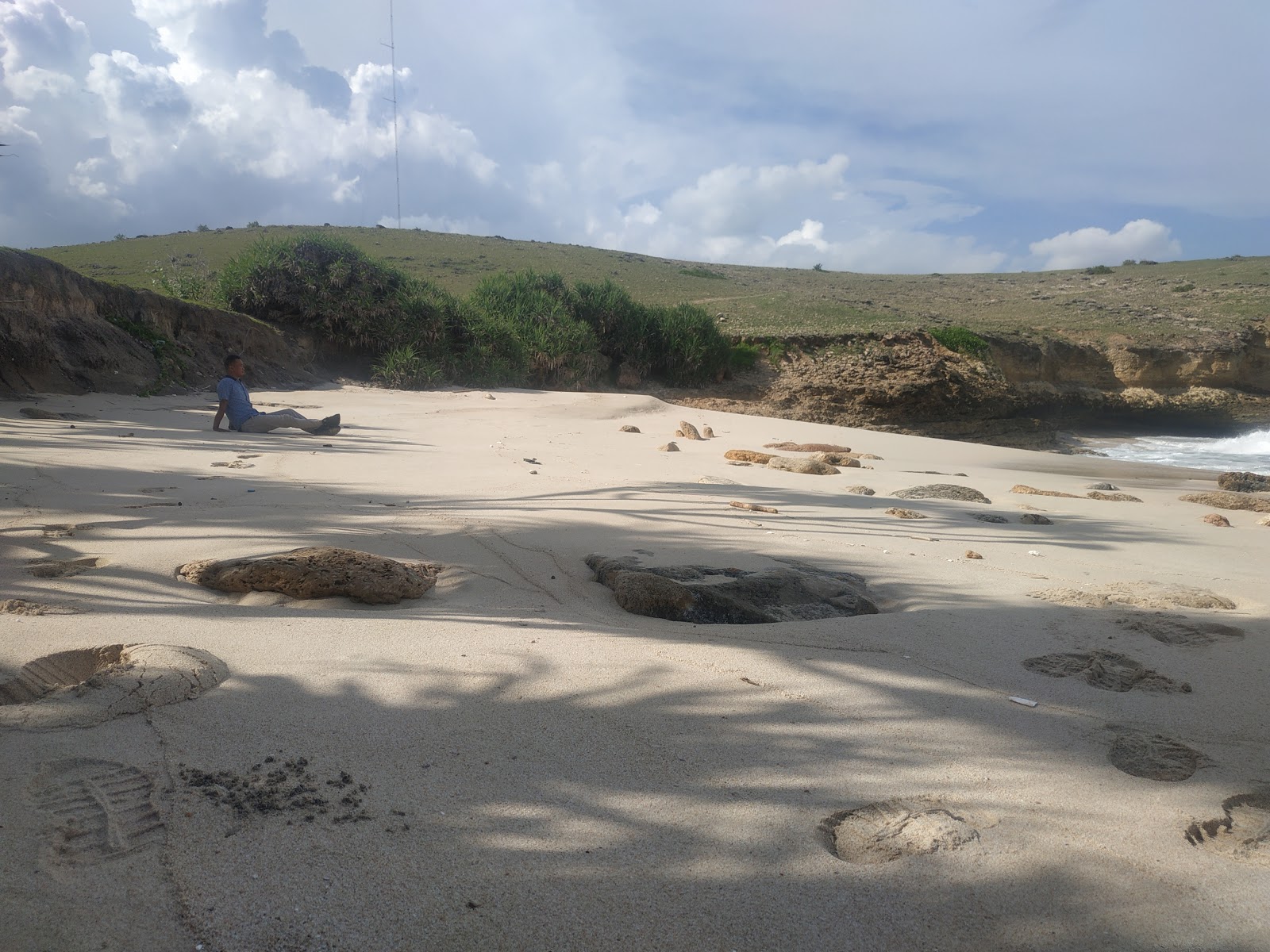 Φωτογραφία του Penyisok Beach υποστηρίζεται από βράχους