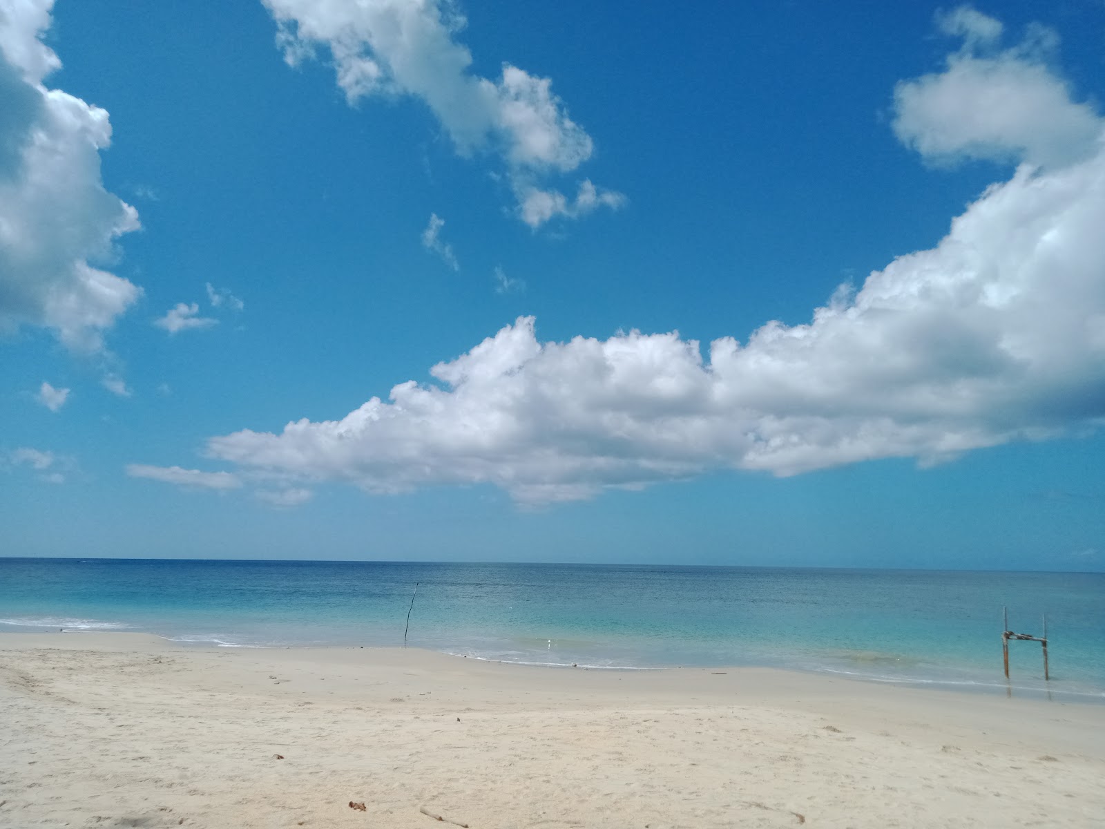 Photo of Bida Beach with turquoise water surface