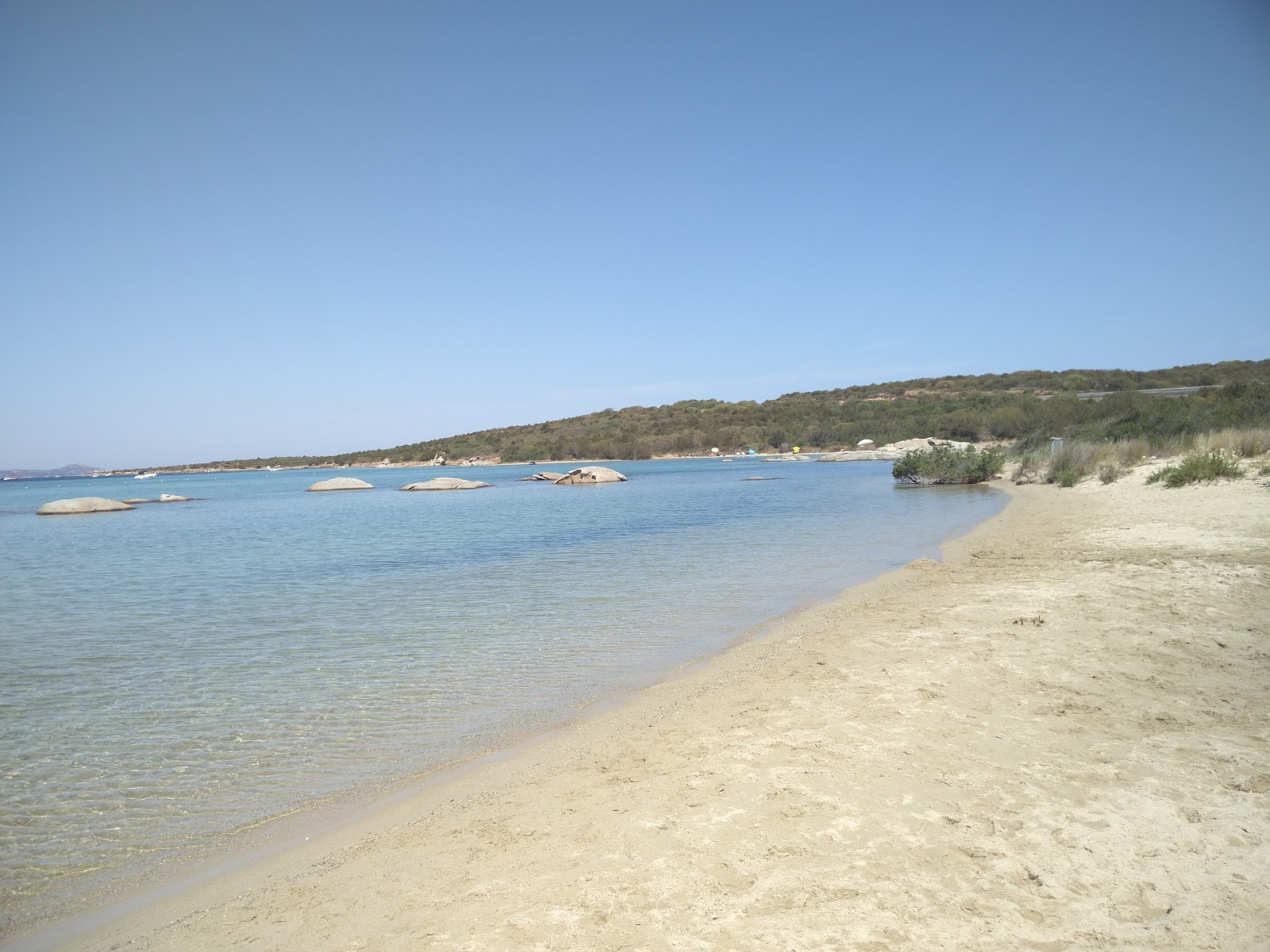 Foto van Spiaggia de Bahas en de nederzetting