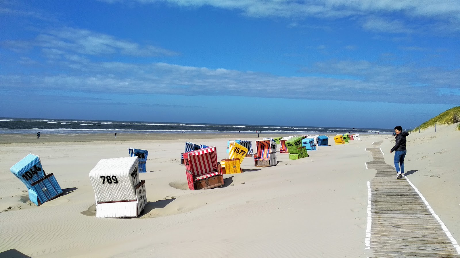 Foto von Hauptstrand Langeoog mit türkisfarbenes wasser Oberfläche