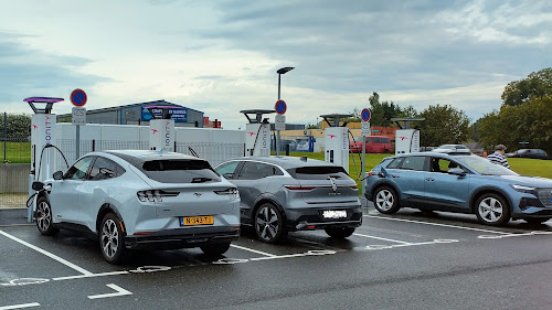 Borne de recharge de véhicules électriques IONITY Station de recharge Plouër-sur-Rance