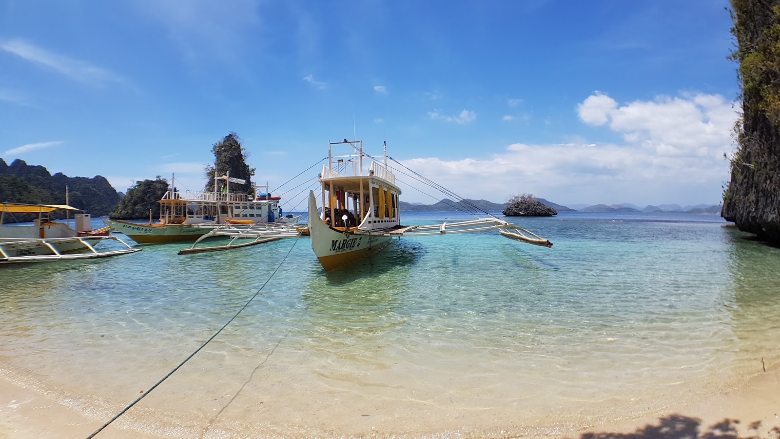 Foto von Calachuchi Beach mit heller sand Oberfläche