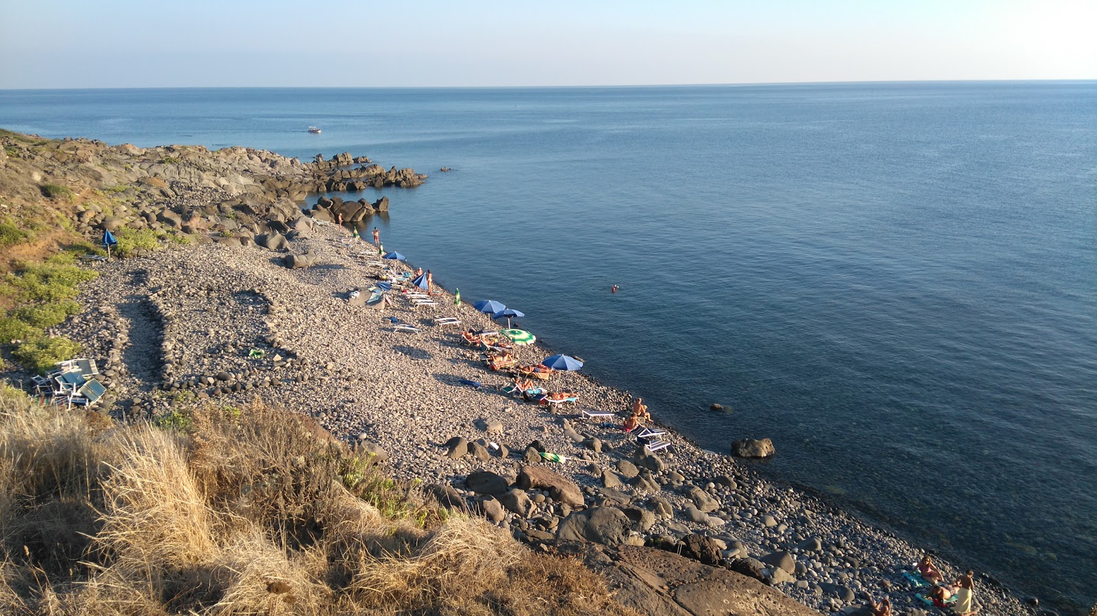 Foto di Spiaggia E Panorama, Le Punte con una superficie del ciottoli grigi