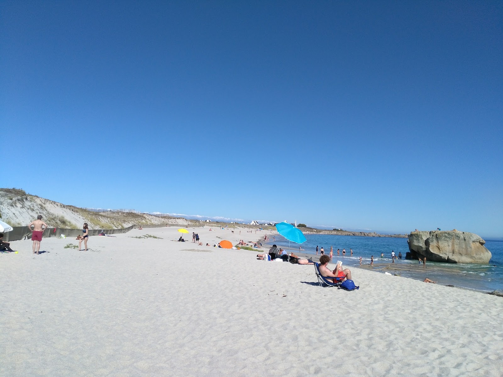 Foto di Plage de Kersaux con una superficie del sabbia bianca fine