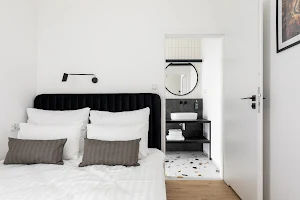 Komfortowe OH - apartamenty z prywatnym tarasem image