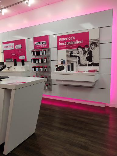 Cell Phone Store «T-Mobile», reviews and photos, 2071 Orchard Rd, Montgomery, IL 60538, USA