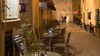 Atmosphère du Restaurant de fruits de mer Le Petit Pointu - Poissons & Fruits de Mer St-Tropez à Saint-Tropez - n°15