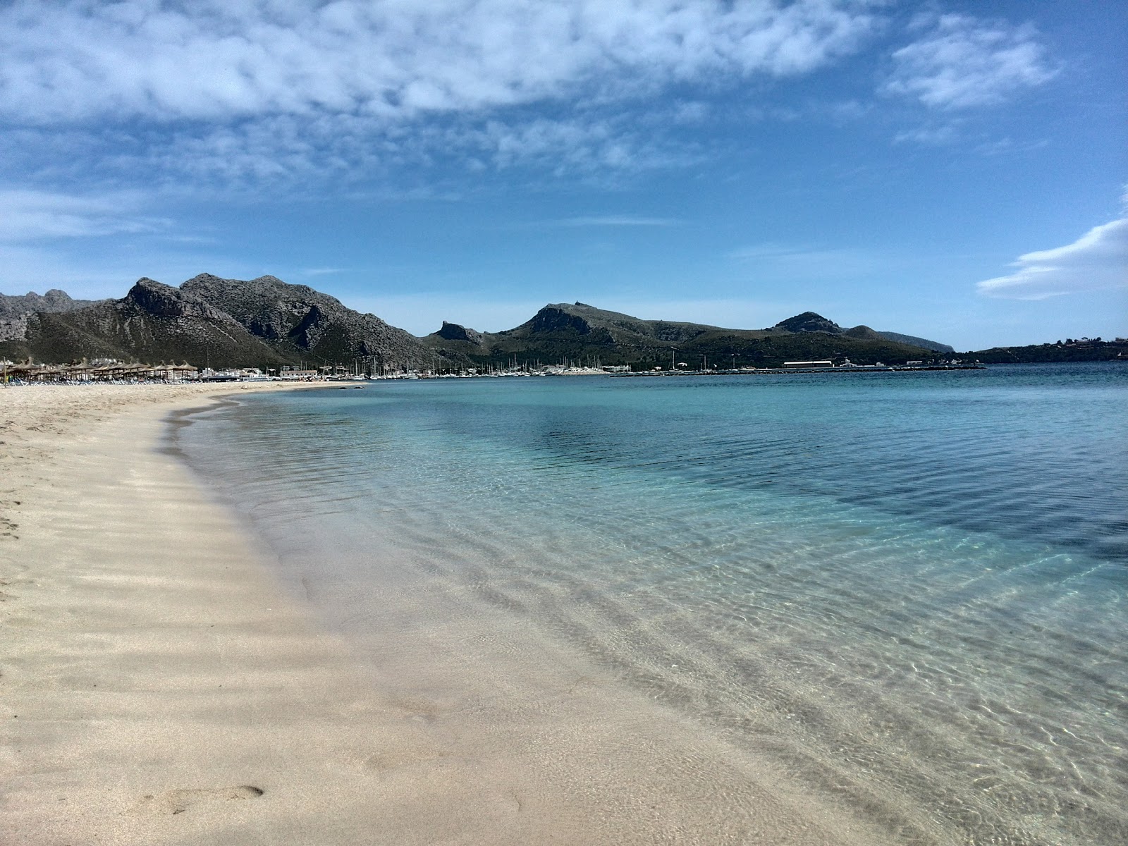 Foto von Pollenca Strand mit heller feiner sand Oberfläche