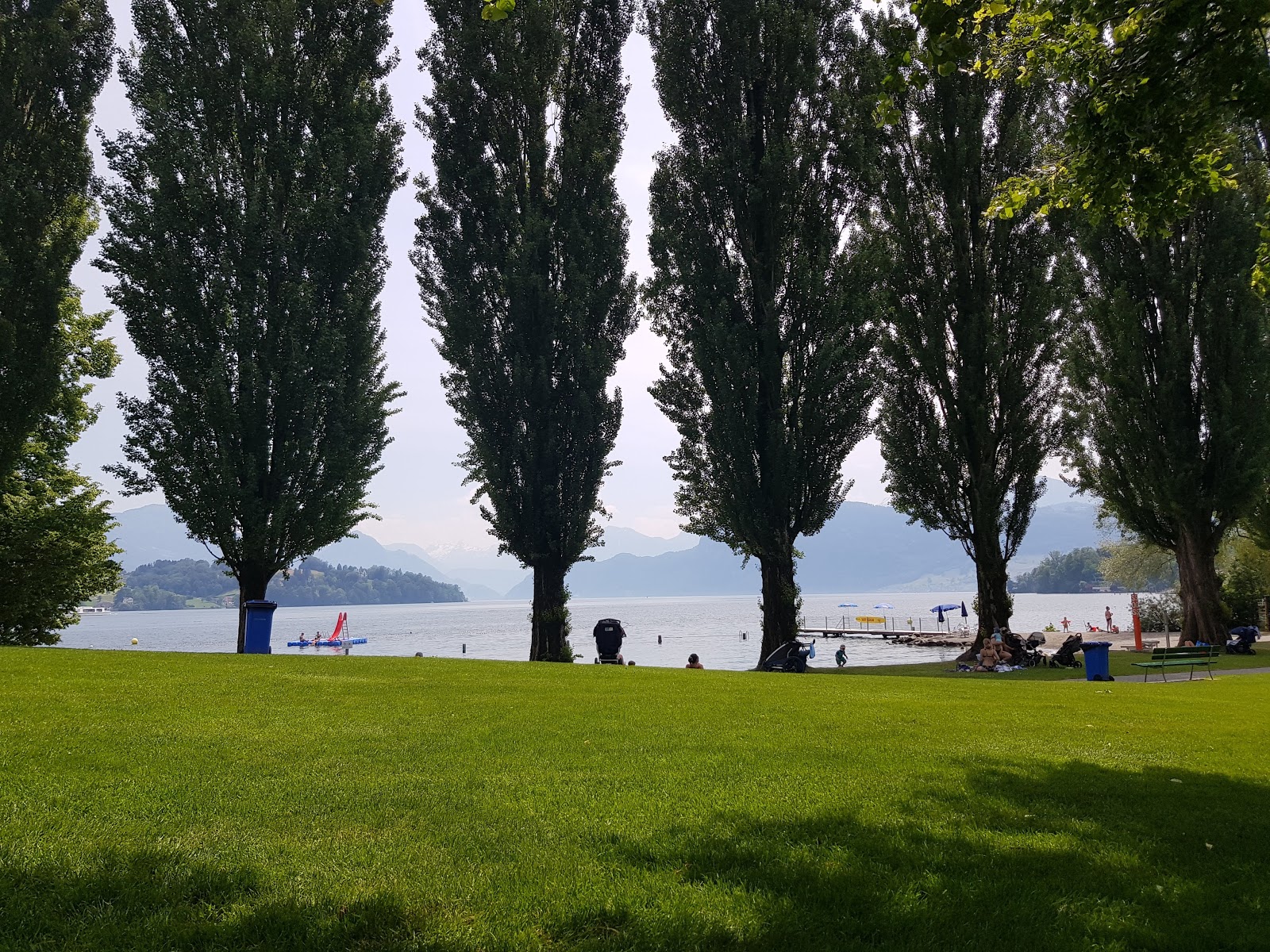 Foto von Strandbad Tribschen Lucerne mit eine gerade küstenlinie