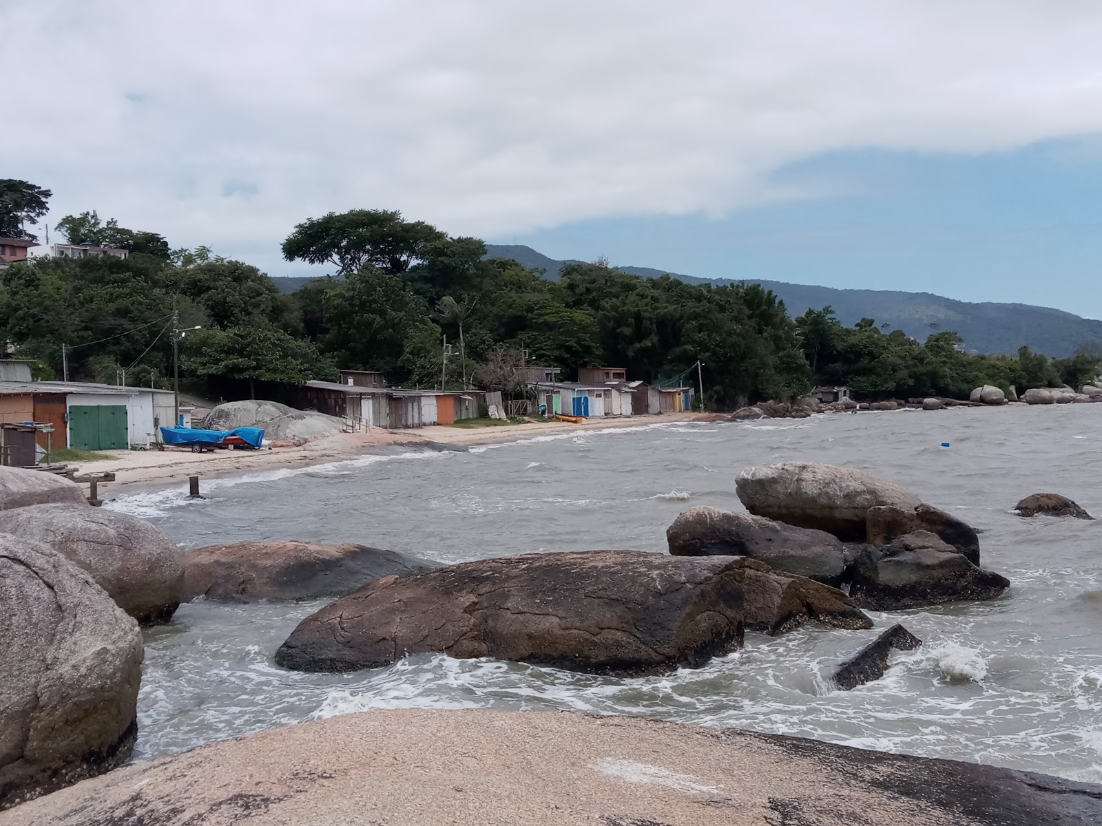 Foto de Praia do Curtume com areia de concha brilhante superfície