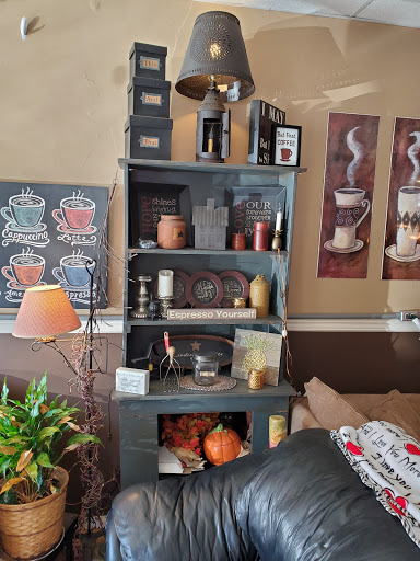 Restaurant «The Pineapple Tea Room & Coffee Shoppe», reviews and photos, 604 Colwyn St, Cumberland Gap, TN 37724, USA