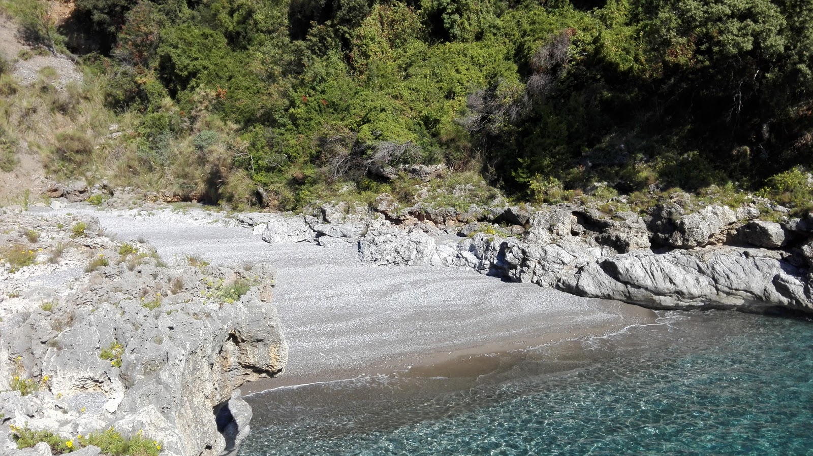 Foto di Spiaggia Pietra Caduta con una superficie del piccoli ciottoli grigi