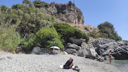 Foto von Foteinari Beach und die siedlung