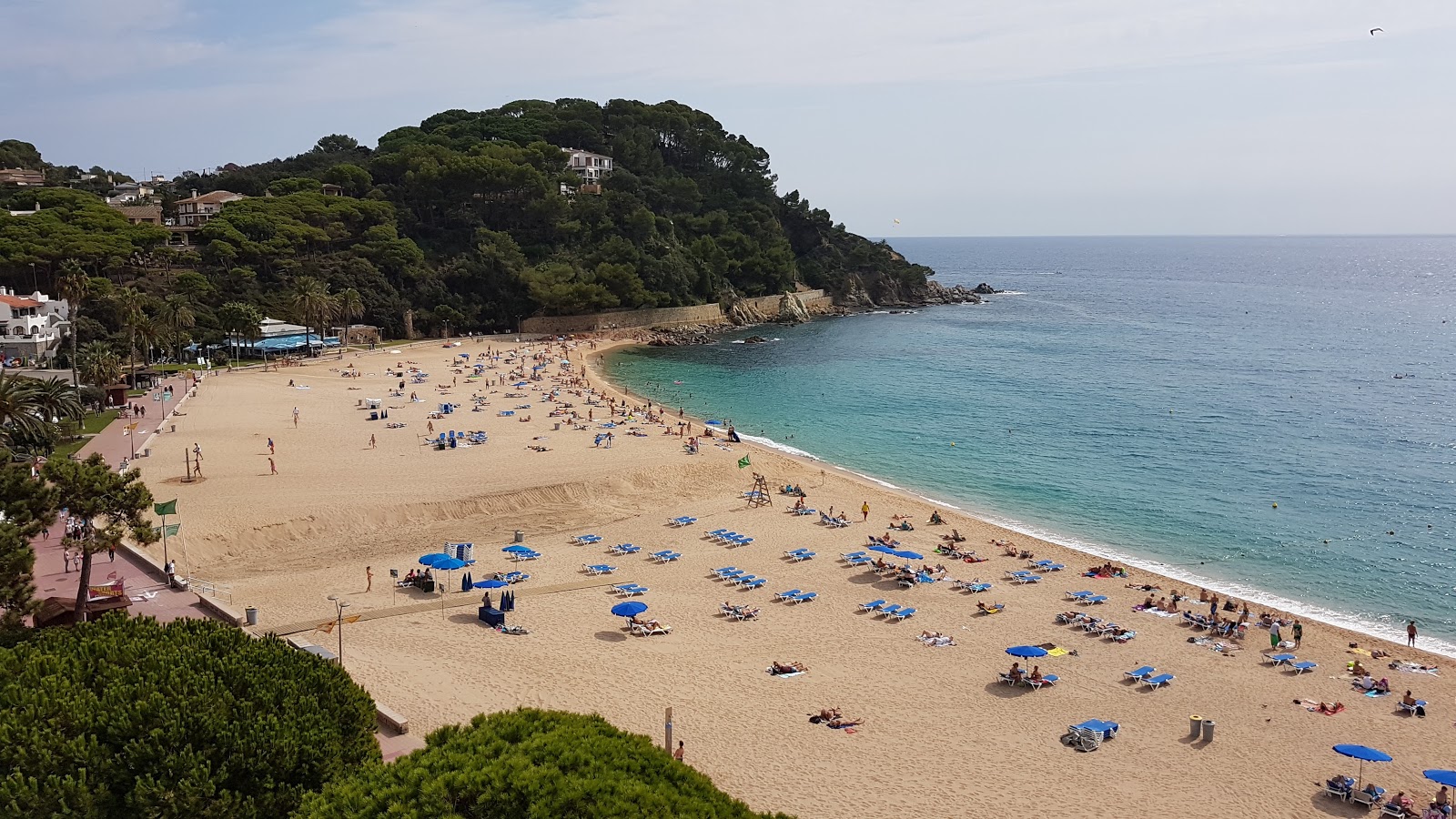 Foto di Platja de Fenals con una superficie del sabbia beige fine