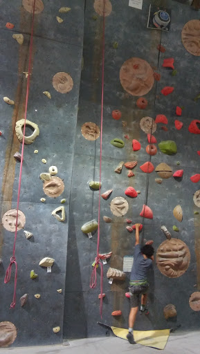 Rock Climbing Gym «Hangar 18 Indoor Climbing Gym - Long Beach», reviews and photos, 2599 E Willow St, Signal Hill, CA 90755, USA